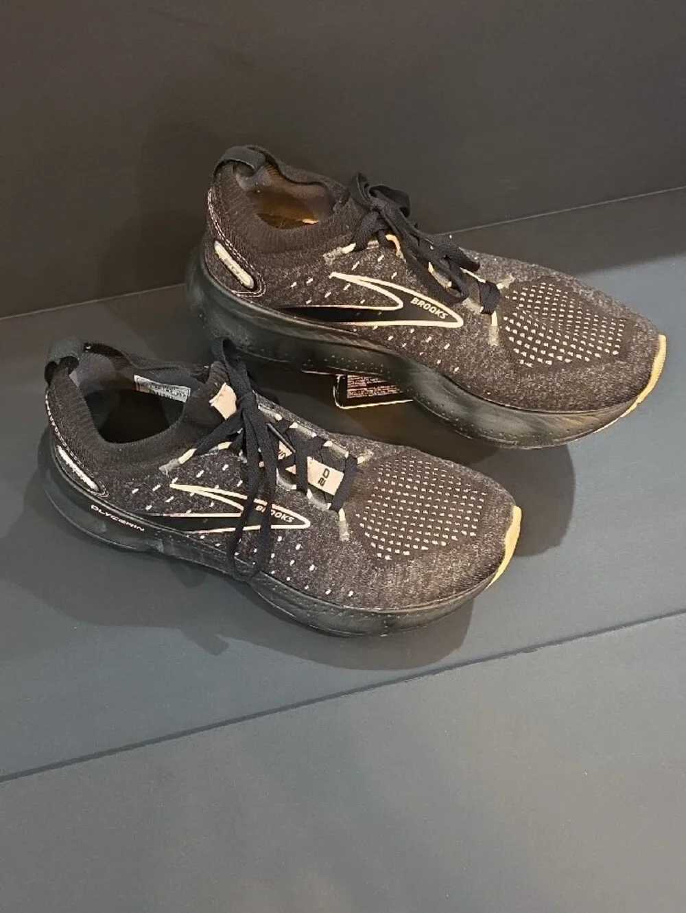 Brooks Glycerin 20 Stealth Fit Women’s Black Running Shoes with Cream Size 8.5